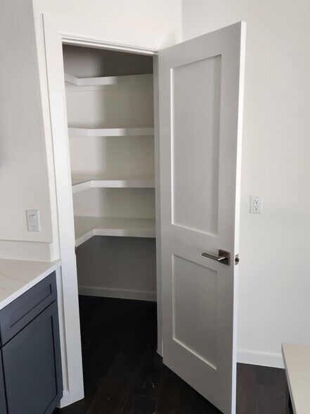 Building Photo - 2716 Kerria Ave