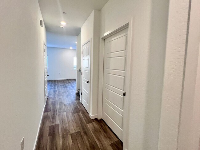 Building Photo - $2,950 Ashlan & Highland - Clovis 4 Bedroo...