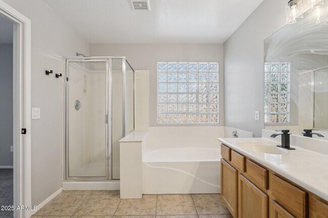 Building Photo - 1556 N Rockwell Ct