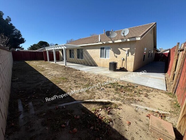 Building Photo - charming 3+2 in Lancaster