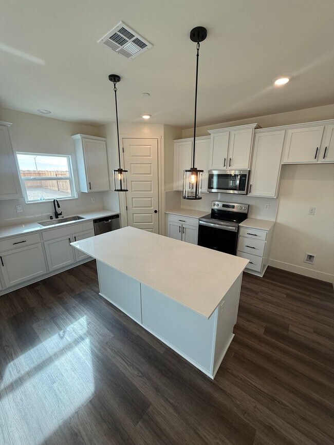 Building Photo - Stunning New-Construction two-story home 5bed 3bath