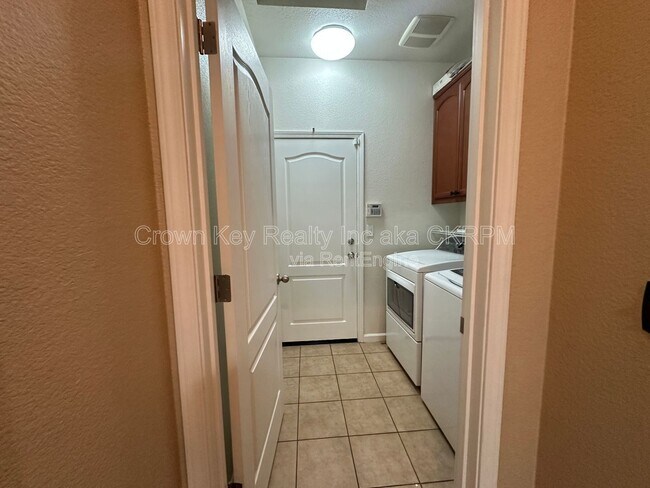 Building Photo - 2568 Tapestry St