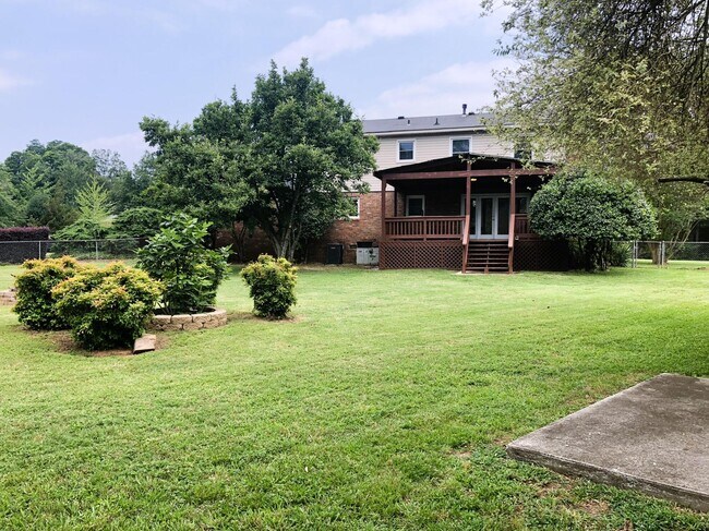 Building Photo - 218 Marty Dr