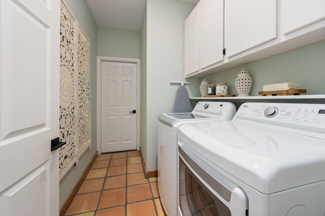 Building Photo - 73055 Amber St