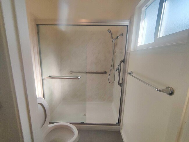 Building Photo - Newly remodel home.