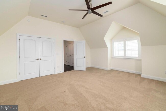 Building Photo - 6098 Creekside Dr