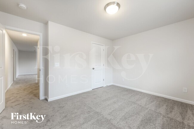 Building Photo - 586 Hillpark Ln