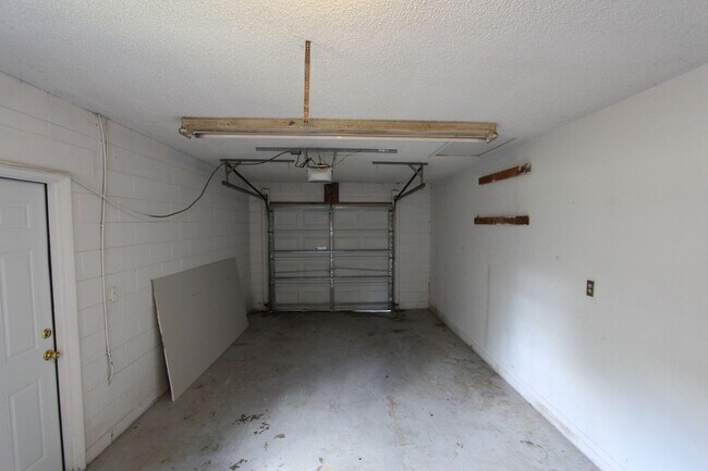 Building Photo - Lovely Home Available NOW!