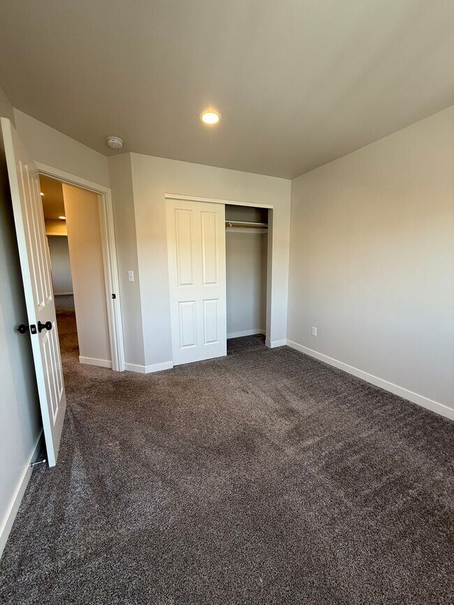 Building Photo - 47 Samantha Ct