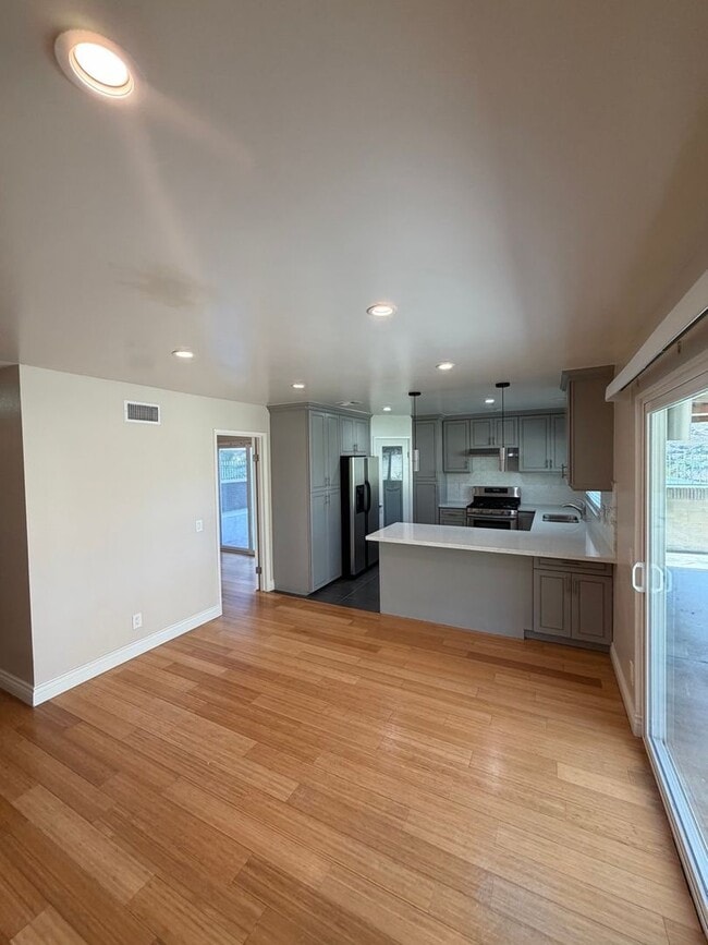 Building Photo - Beautiful 3 Bedroom Home in Avocado Heights