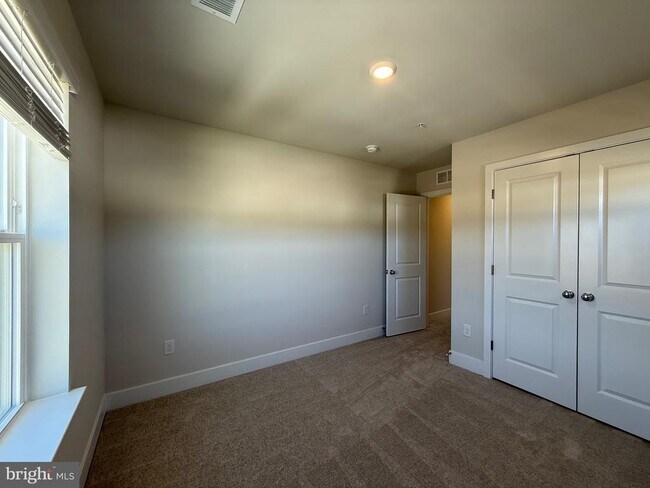 Building Photo - 1670 Lake Placid Dr