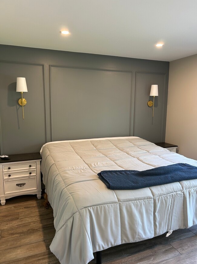 master bedroom king bed - 5 Woodgate Rd