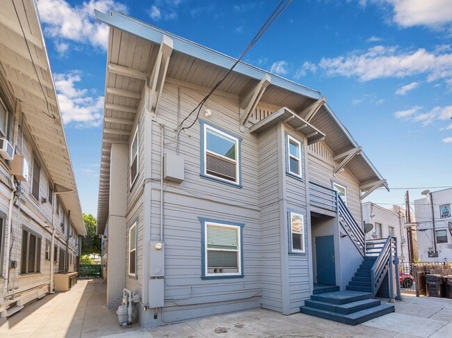 Building Photo - Beautiful 1b Apartment Located in Downtown...
