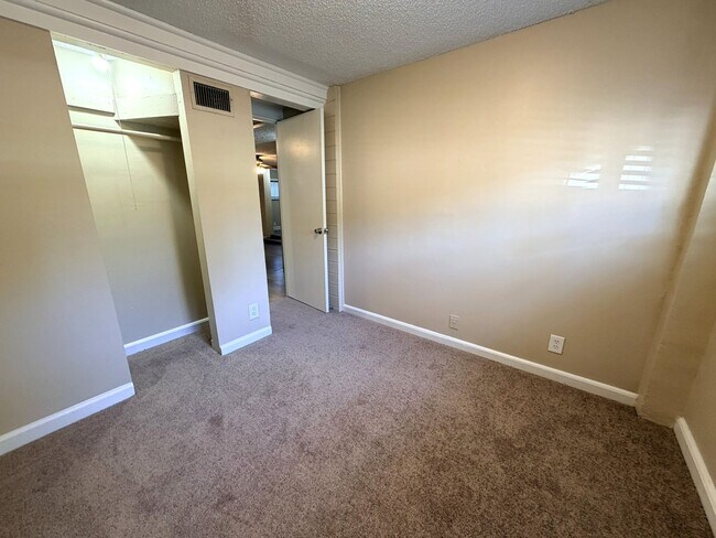 Building Photo - Downstairs 2BR/1BA Riverside Duplex Apartment