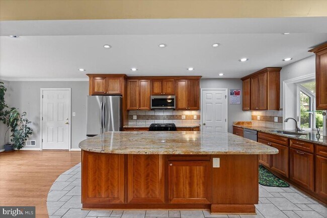 Building Photo - 2215 Loch Lomond Dr