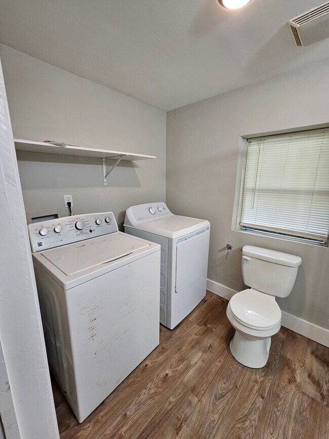 Building Photo - 1045 Seaside Ln