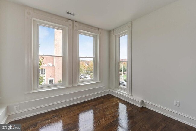 Building Photo - 501 Seward Square SE