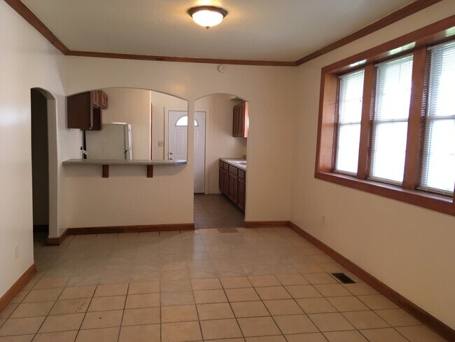 Building Photo - Section 8 Voucher Accepted / 5 BR House