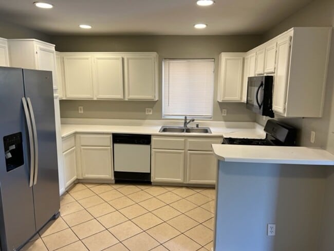 Building Photo - 3 Bedroom located in Gated Community!!