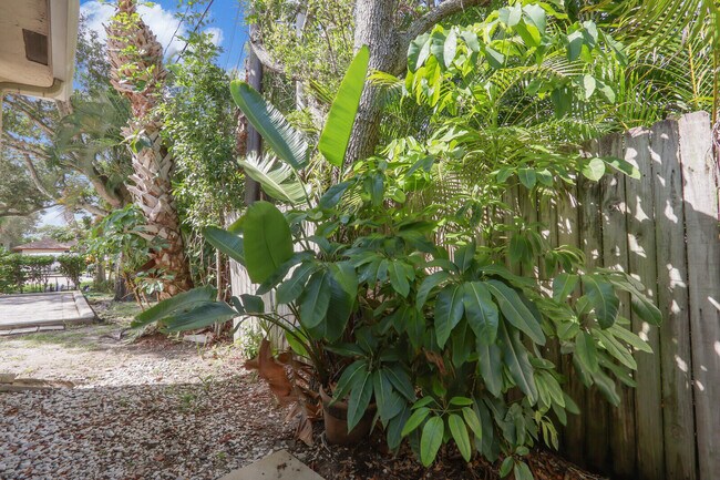 Building Photo - 479 Tequesta Dr