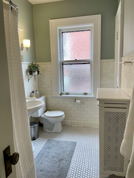 Full Bath - 2028 E Lafayette Pl