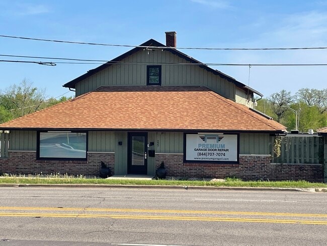 Primary Photo - 227 W Maple St