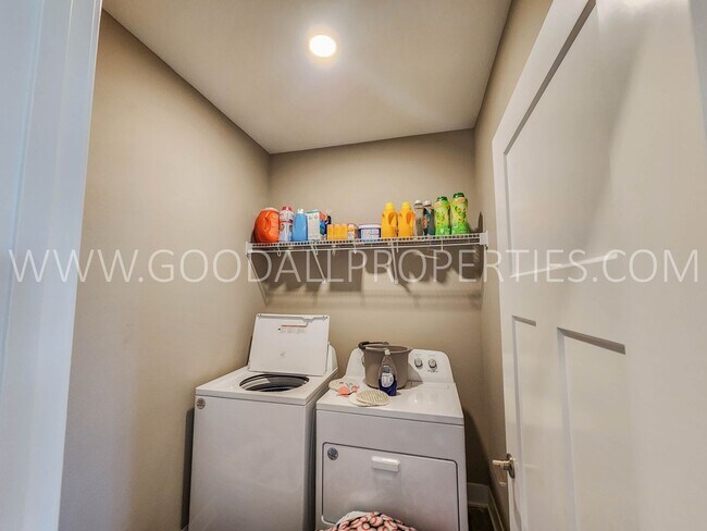 Building Photo - 4 bedroom 3 bathroom Ranch Style home with over 2500 sq feet of living space and a Finished Basement