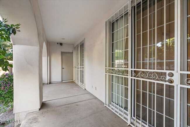 Building Photo - 5200 S Lakeshore Dr