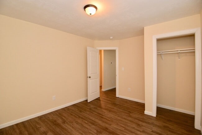 Building Photo - $1025 - 2 bed/1 bath house for rent off Mi...