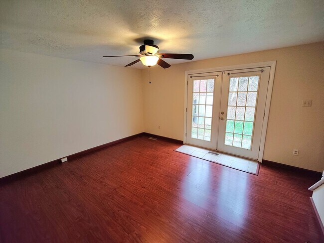 Building Photo - *Well-Maintained 3BD/1.5BA Townhouse Available in West Mifflin*