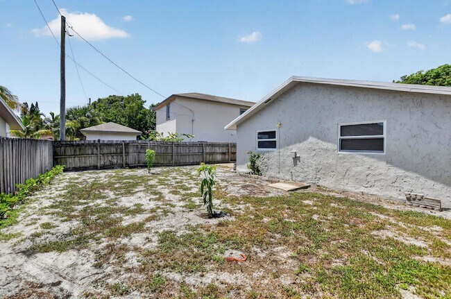 Building Photo - 6420 N Dixie Hwy