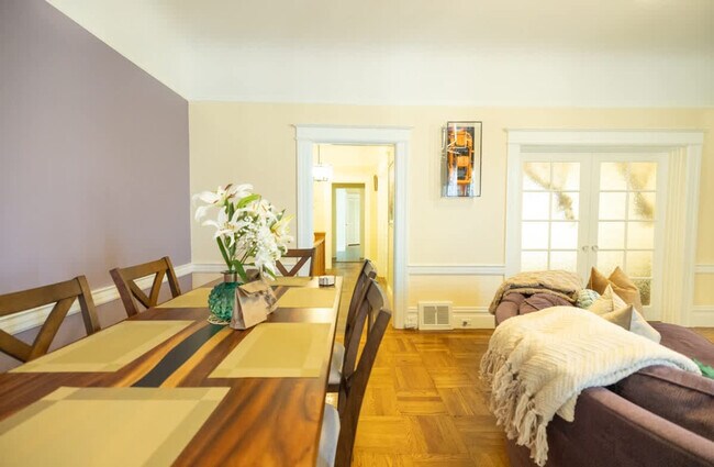 Building Photo - 1107 Broadway-SI ID1309749P