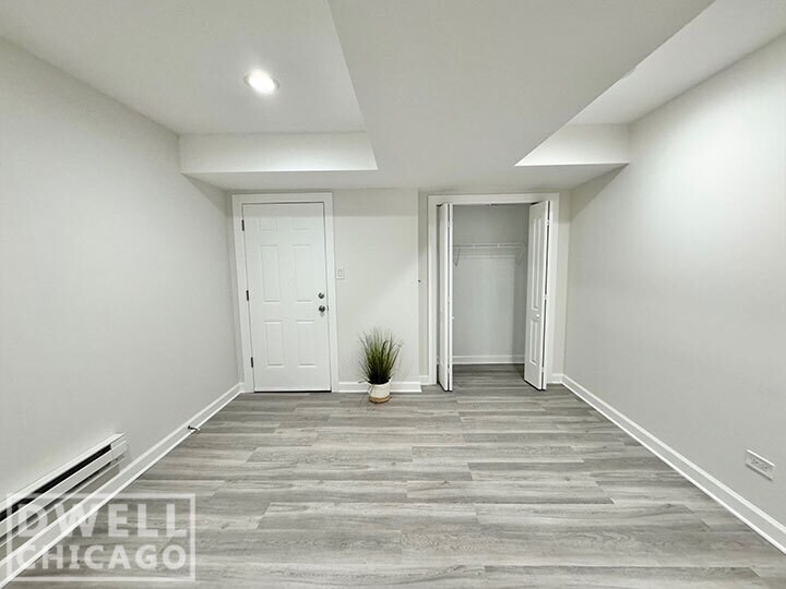 Building Photo - 730 W Roscoe St