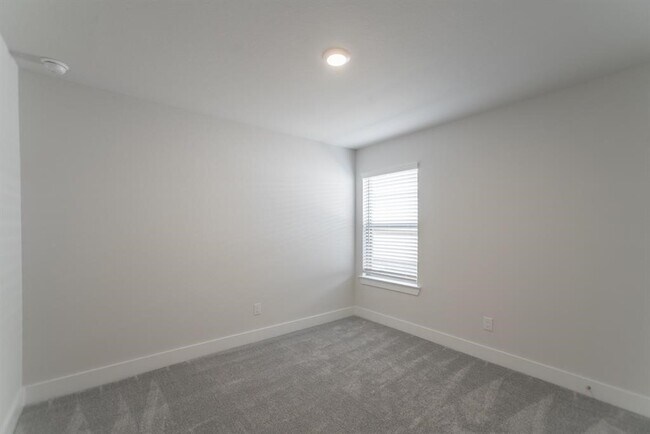 Building Photo - 10626 Whitejacket