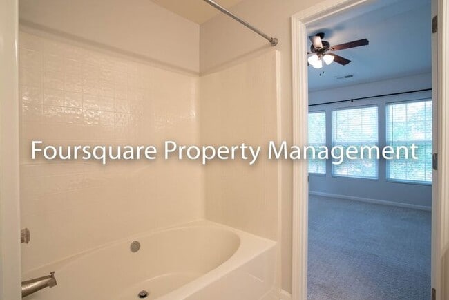 Building Photo - Townhome| Washer/ Dryer Included| Back Pat...