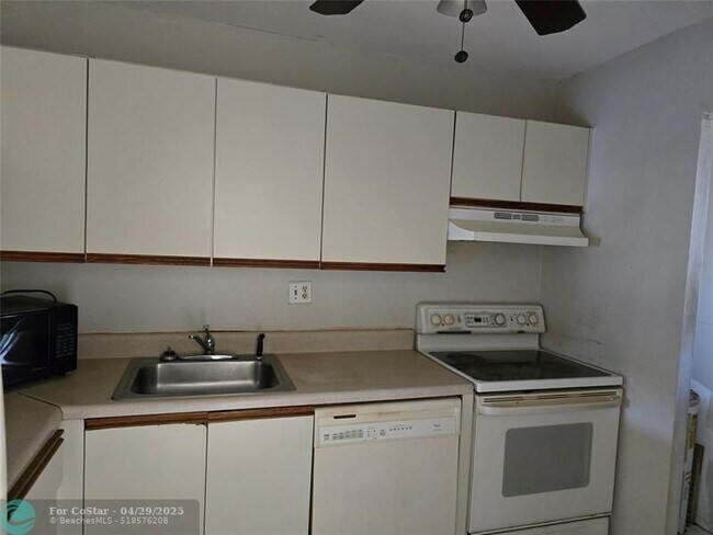 Building Photo - 7925 S Colony Cir