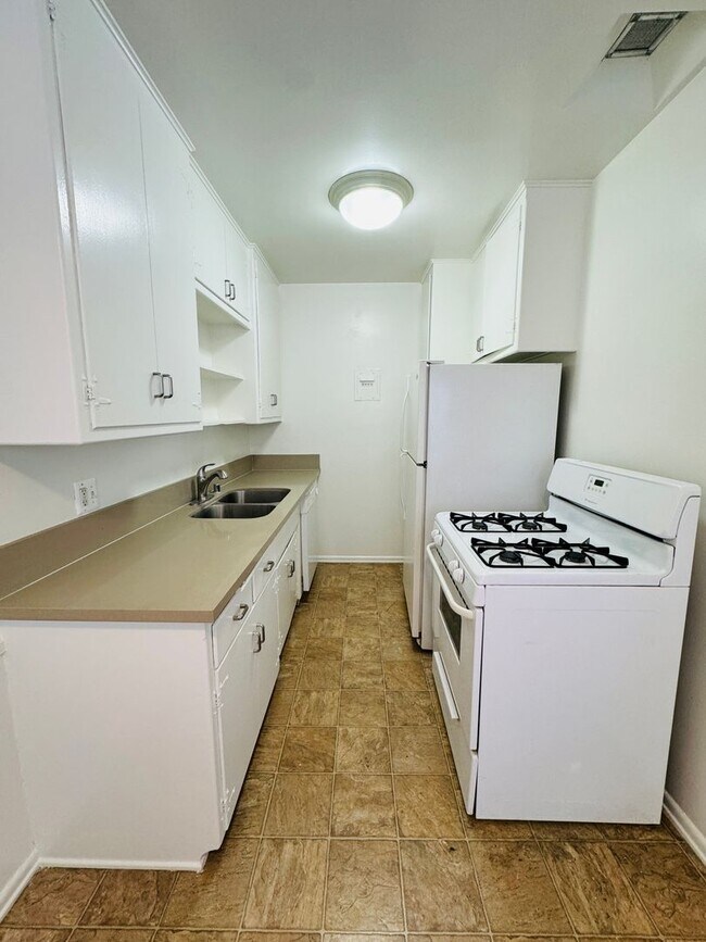 Interior Photo - 600-817 N LAS PALMAS AVE