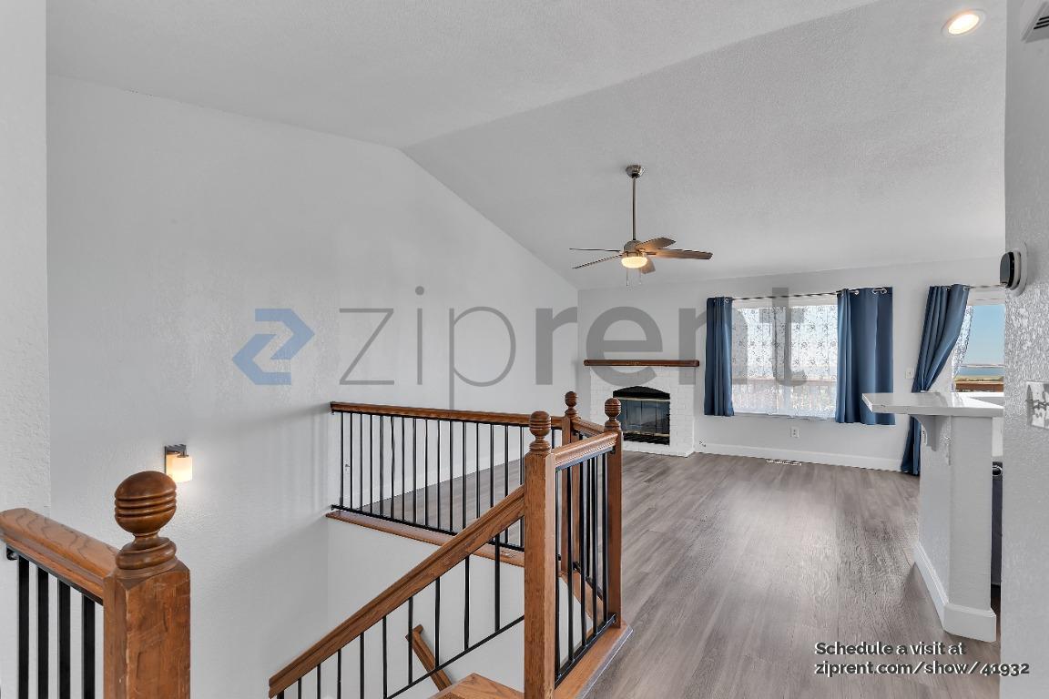 Building Photo - 527 Bustos Pl
