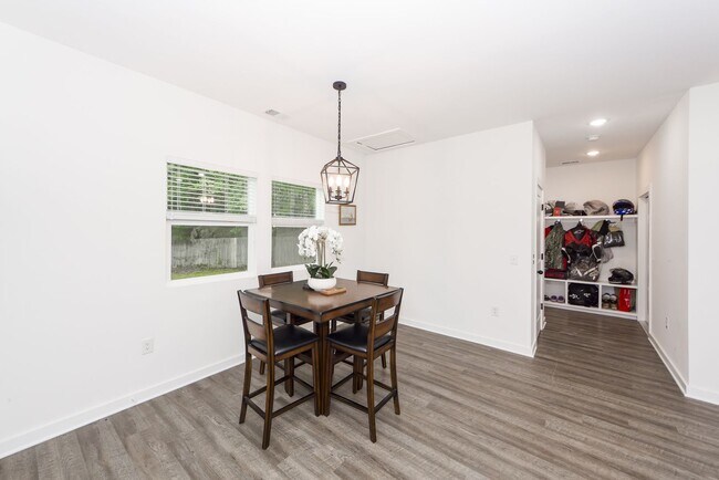 Building Photo - 4 Bedroom 3 Bath Home in Windsor Hill - North Charleston