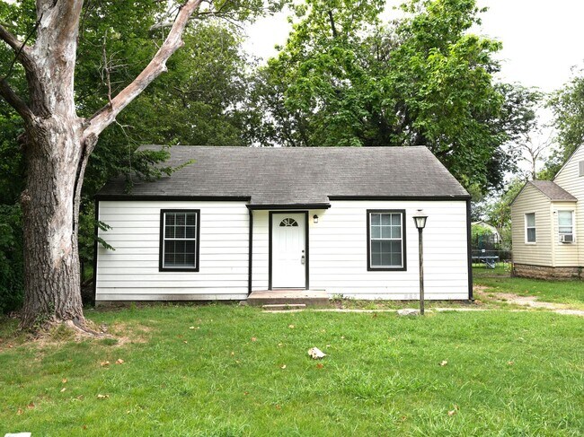 Primary Photo - Tulsa 2 Bedroom Gem! Available for immedia...