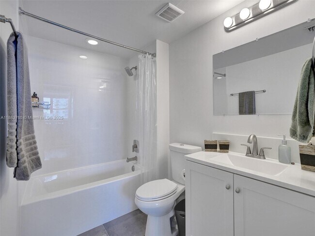 Building Photo - 1155 Brickell Bay Dr