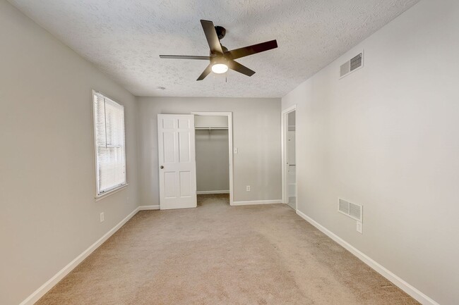 Building Photo - 3 bedroom End Unit Townhouse in Smyrna-New...