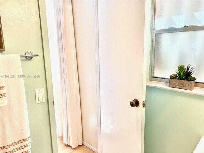 Building Photo - 2841 Somerset Dr