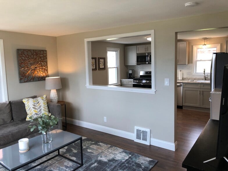 Building Photo - 1561 W 40th St