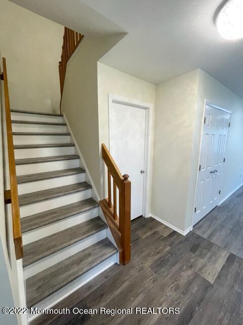 Building Photo - 331 Oak Knoll Dr