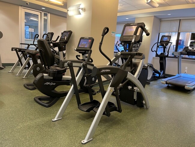 Building Photo - 422 E 72nd St