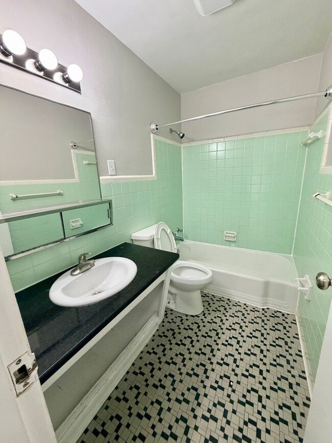 Building Photo - 1568 Alexandria Dr