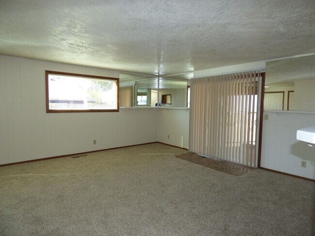 Building Photo - Rent Special: 1/2 Off September's Rent!! 3 Bed Home in South Salem