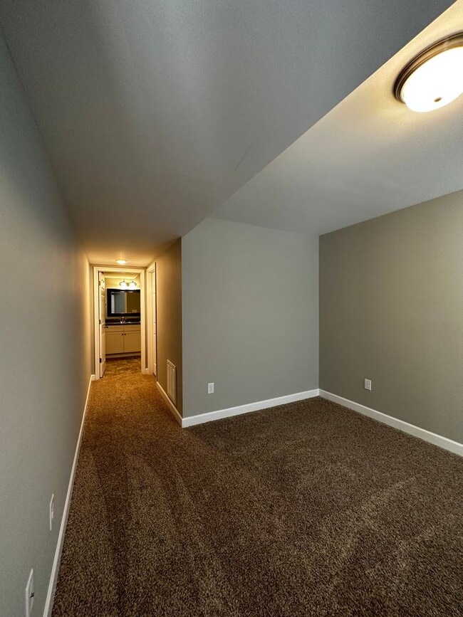 Building Photo - Spacious 3 Bedroom, 3.5bath in central Joh...
