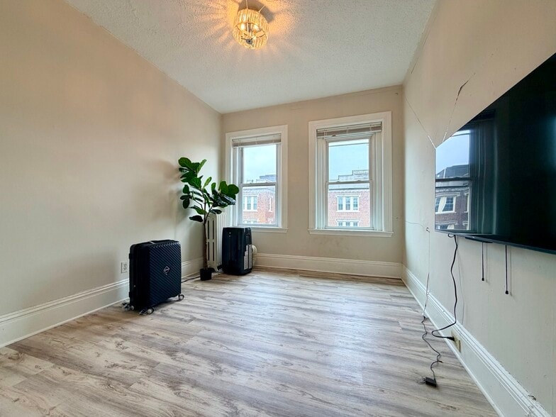 Building Photo - 14 Glenville Ave